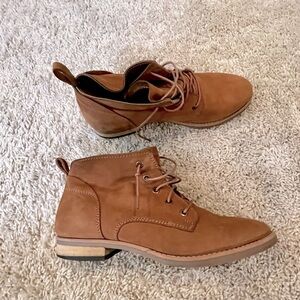 Diba SZ 8M camel suede lace up bootie. Comfortable and in great condition